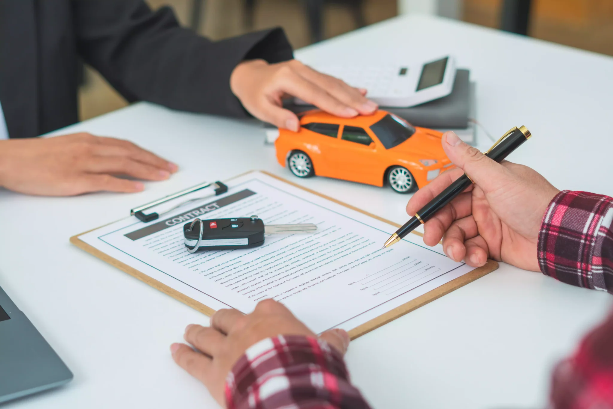 Cliente a assinar contrato de crédito automóvel