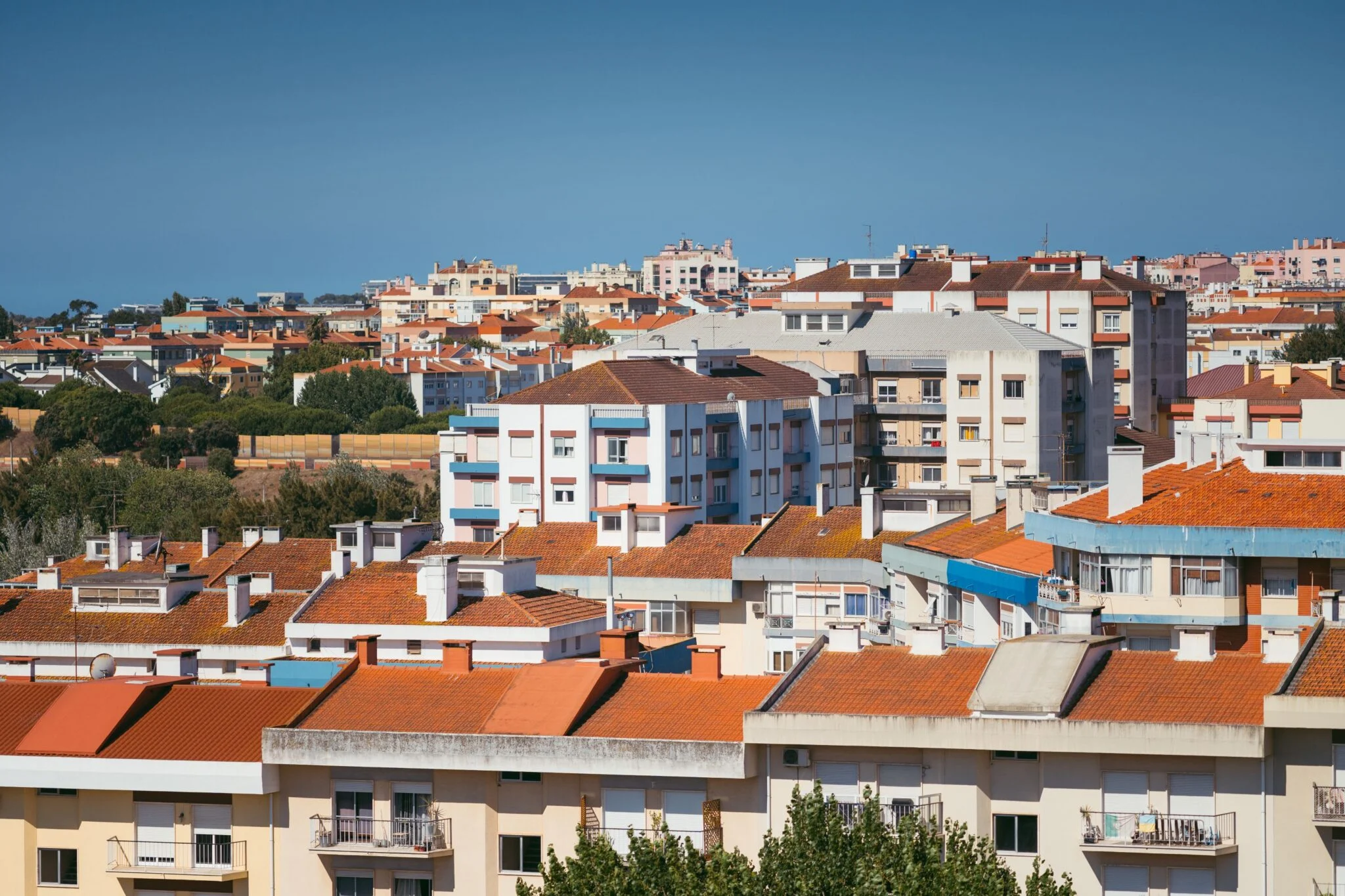 Compra de casa por parte de jovens através da garantia pública está a aumentar. Nesta imagem veem-se prédios nos arredores de Lisboa