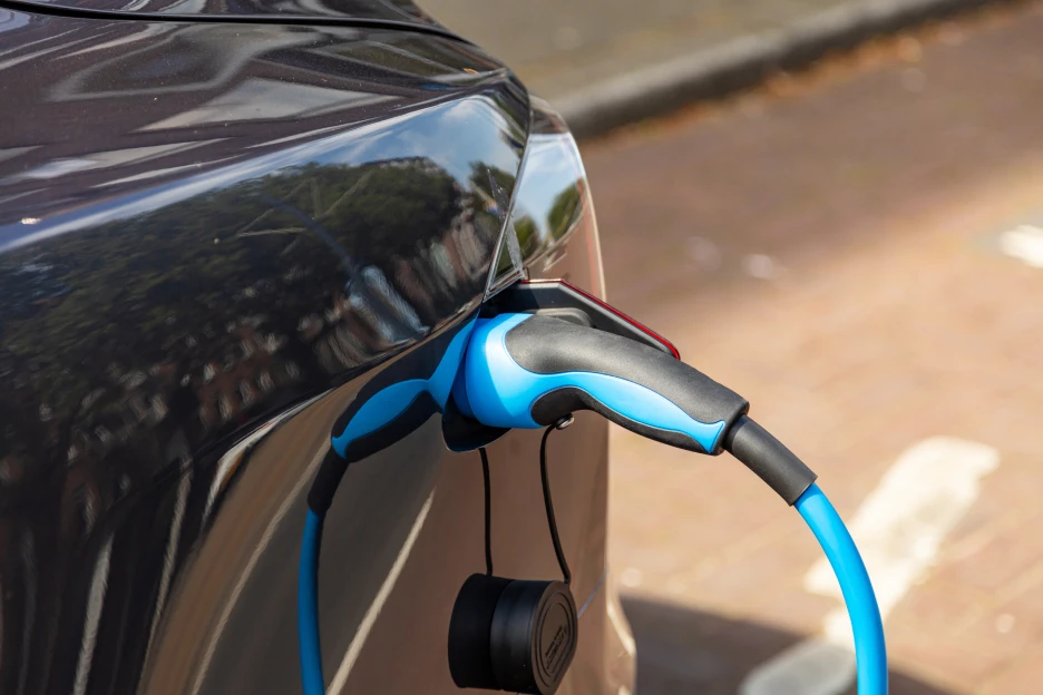 Como carregar um carro elétrico num condomínio? Conheça as regras Imagem de um carro elétrico a ser carregado