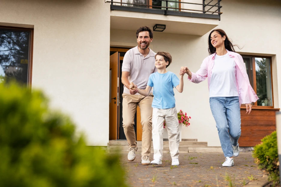 Comprar casa com filhos: 12 critérios para escolher a localização certa Imagem de uma família feliz com uma criança