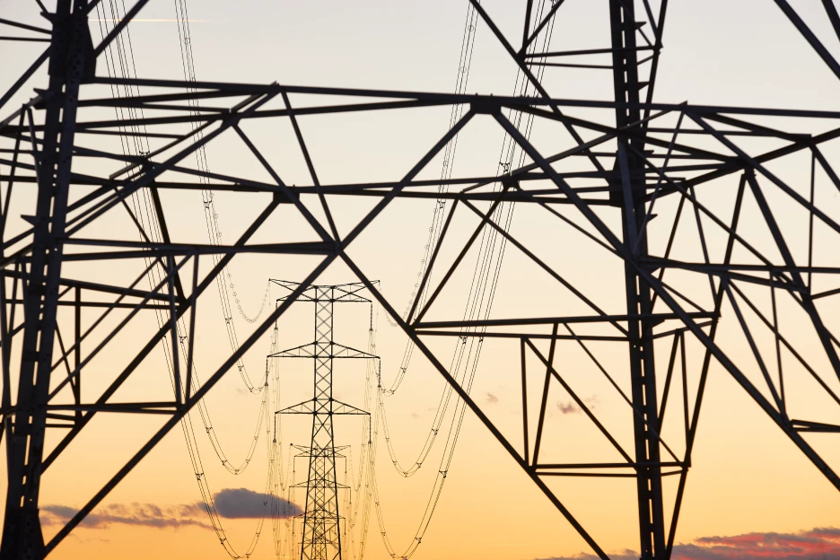 O que é a tarifa indexada de eletricidade? Vale a pena? Imagem de linhas de alta tensão de eletricidade