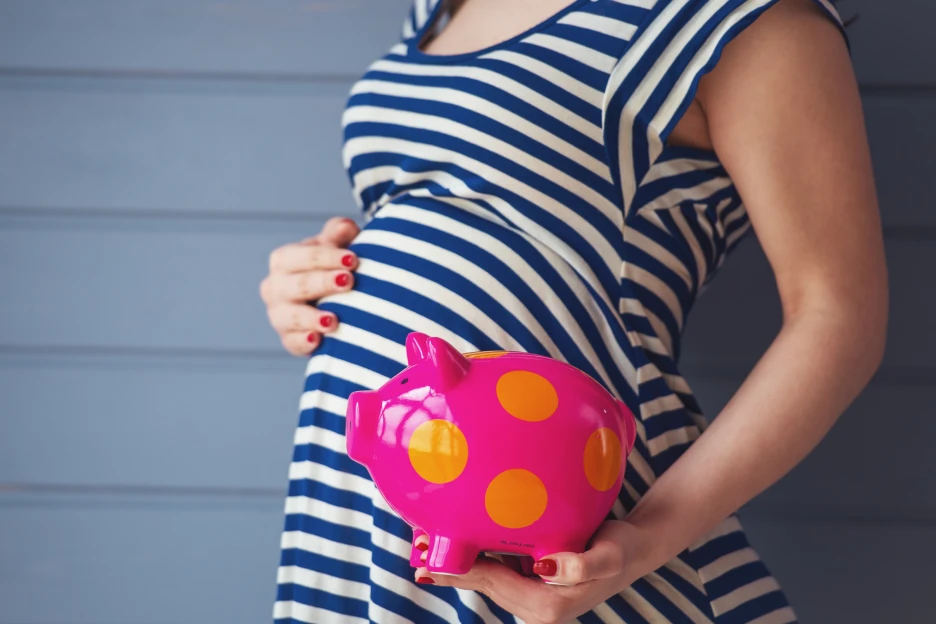 Abono de família pré-natal: atribuição passa a ser automática. Saiba como funciona Imagem onde uma mulher grávida segura num porquinho mealheiro