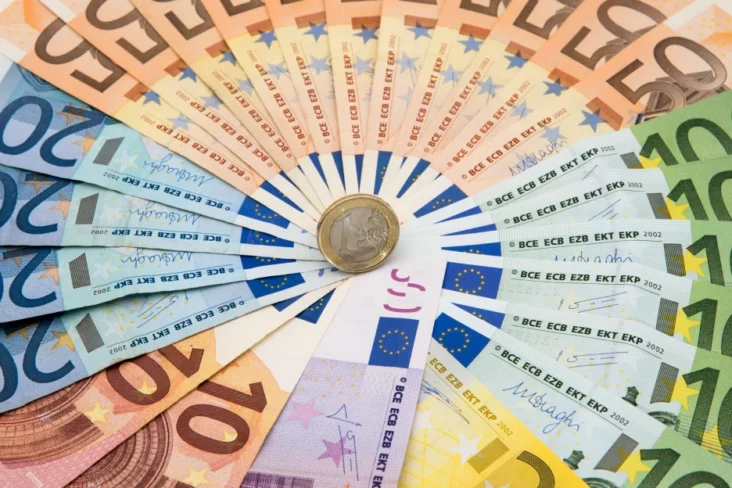 Imagem de notas e moedas