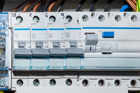 Imagem de um quadro elétrico dentro de casa