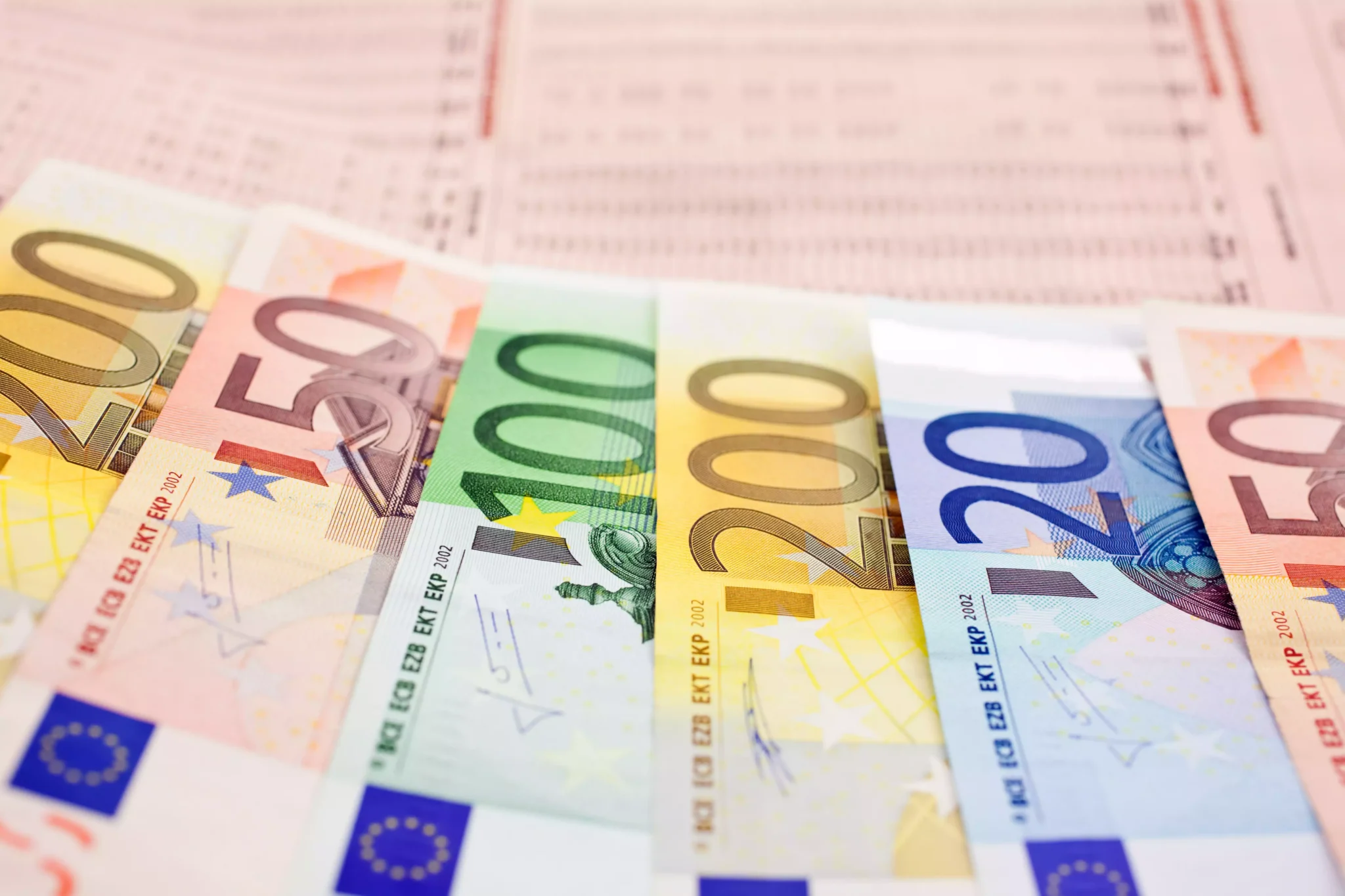 Prestação Social Única junta 13 apoios e terá referência de 268,6 euros Notas de euro