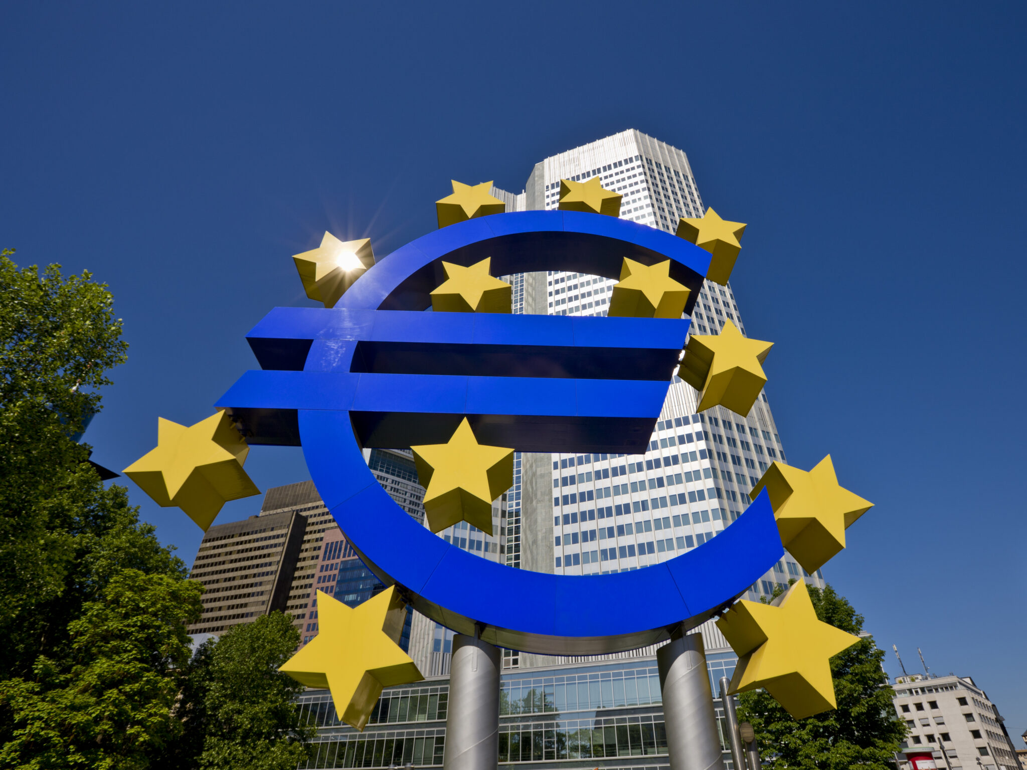 BCE não mexe nos juros em julho, mas pode voltar a fazê-lo em setembro Símbolo da Zona Euro, ao pé do edifício do BCE