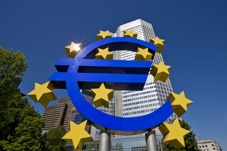 Símbolo da Zona Euro, ao pé do edifício do BCE