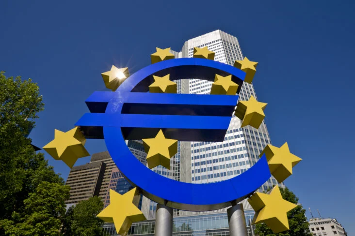 Símbolo da Zona Euro, ao pé do edifício do BCE