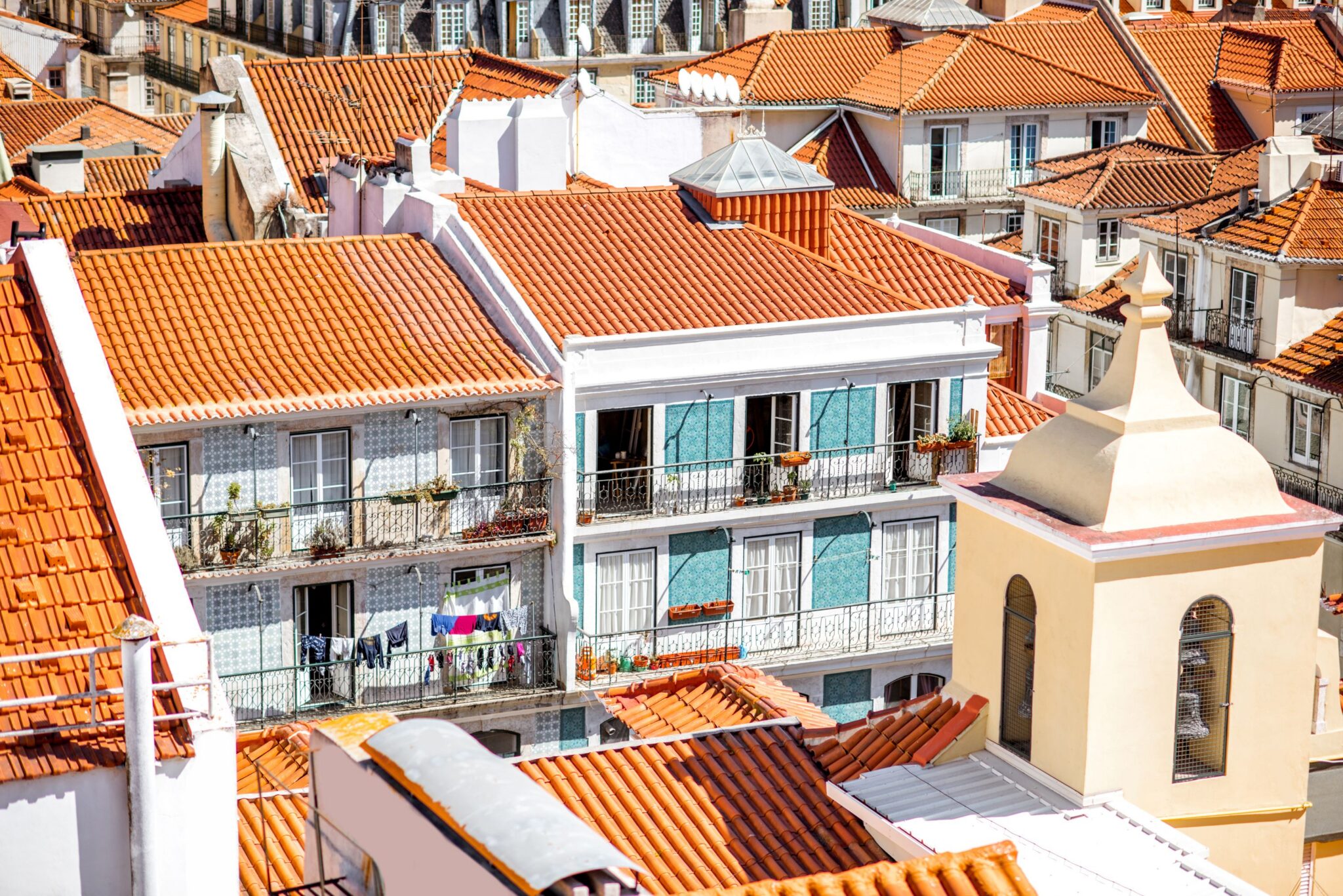 Taxa mista bate novo recorde e já representa mais de 85% dos novos créditos habitação Vista aérea de uma rua no Centro de Lisboa. Ao centro prédios remodelados, numa altura em que os preços das casas estão a subir e as pessoas procuram crédito habitação com taxa mista.