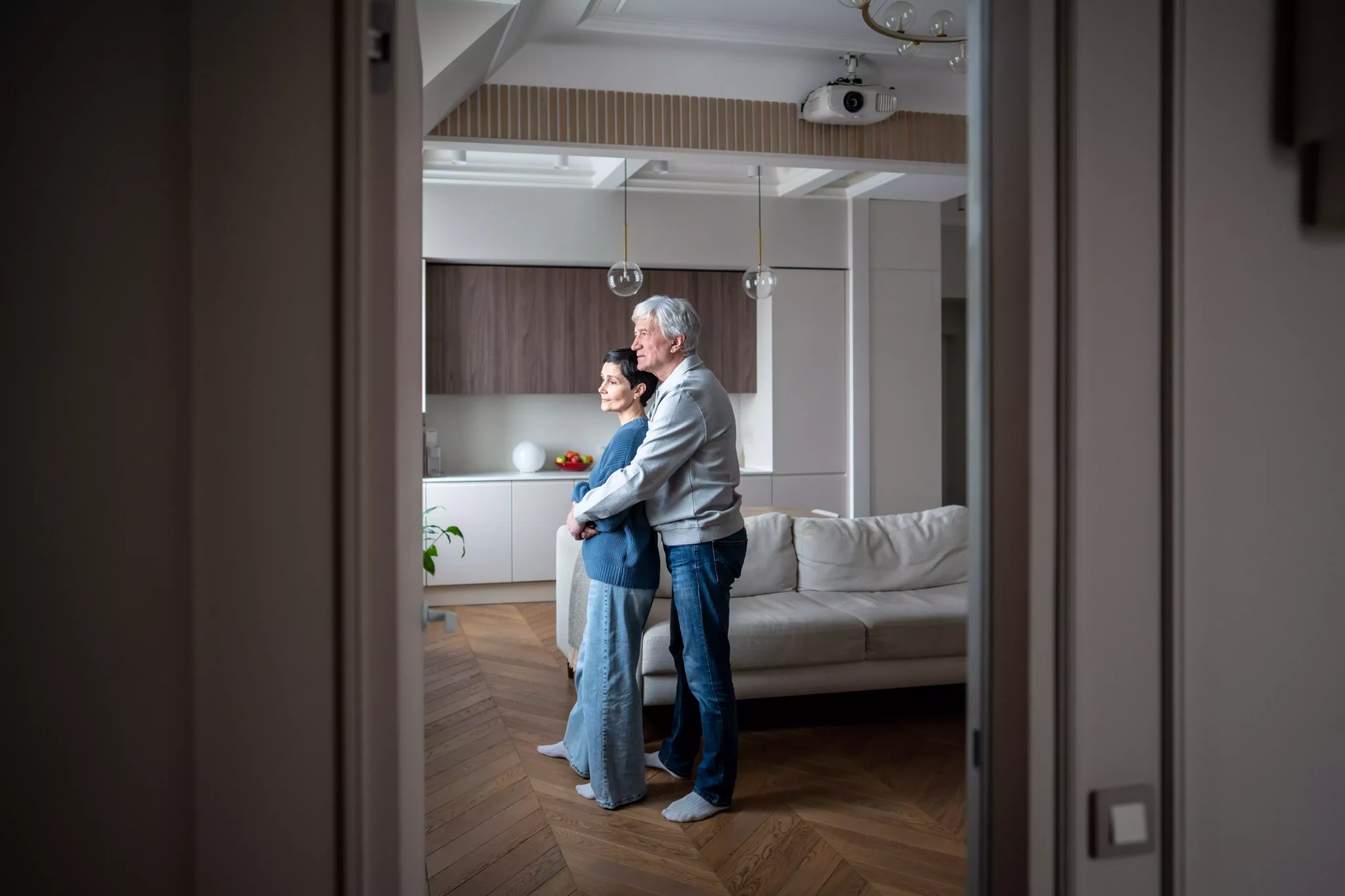 Casa paga na reforma: Que despesas deve continuar a prever? Casal de reformados em casa