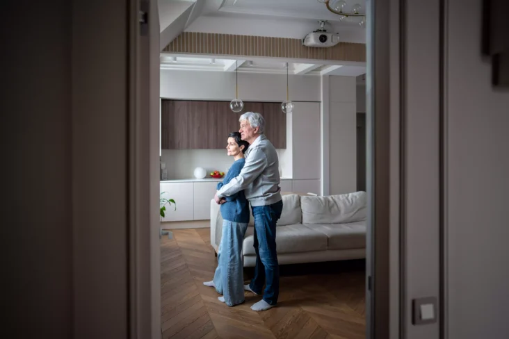 Casal de reformados em casa