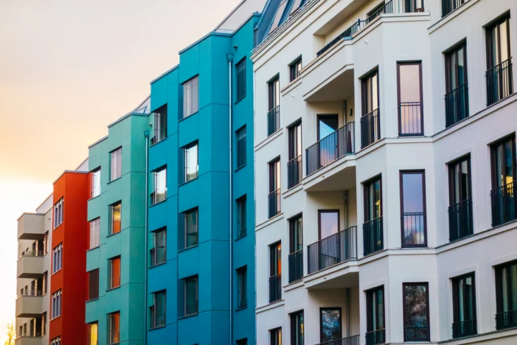 prédios de várias cores ilustram a evolução dos juros no crédito habitação