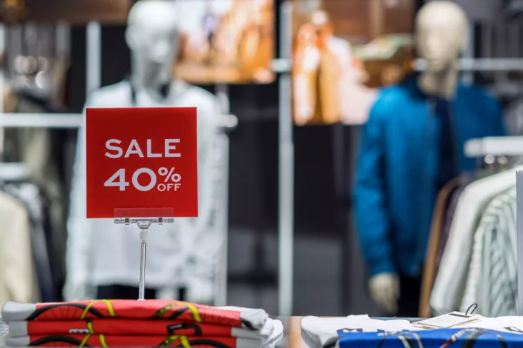 Loja de roupa com indicação de saldos