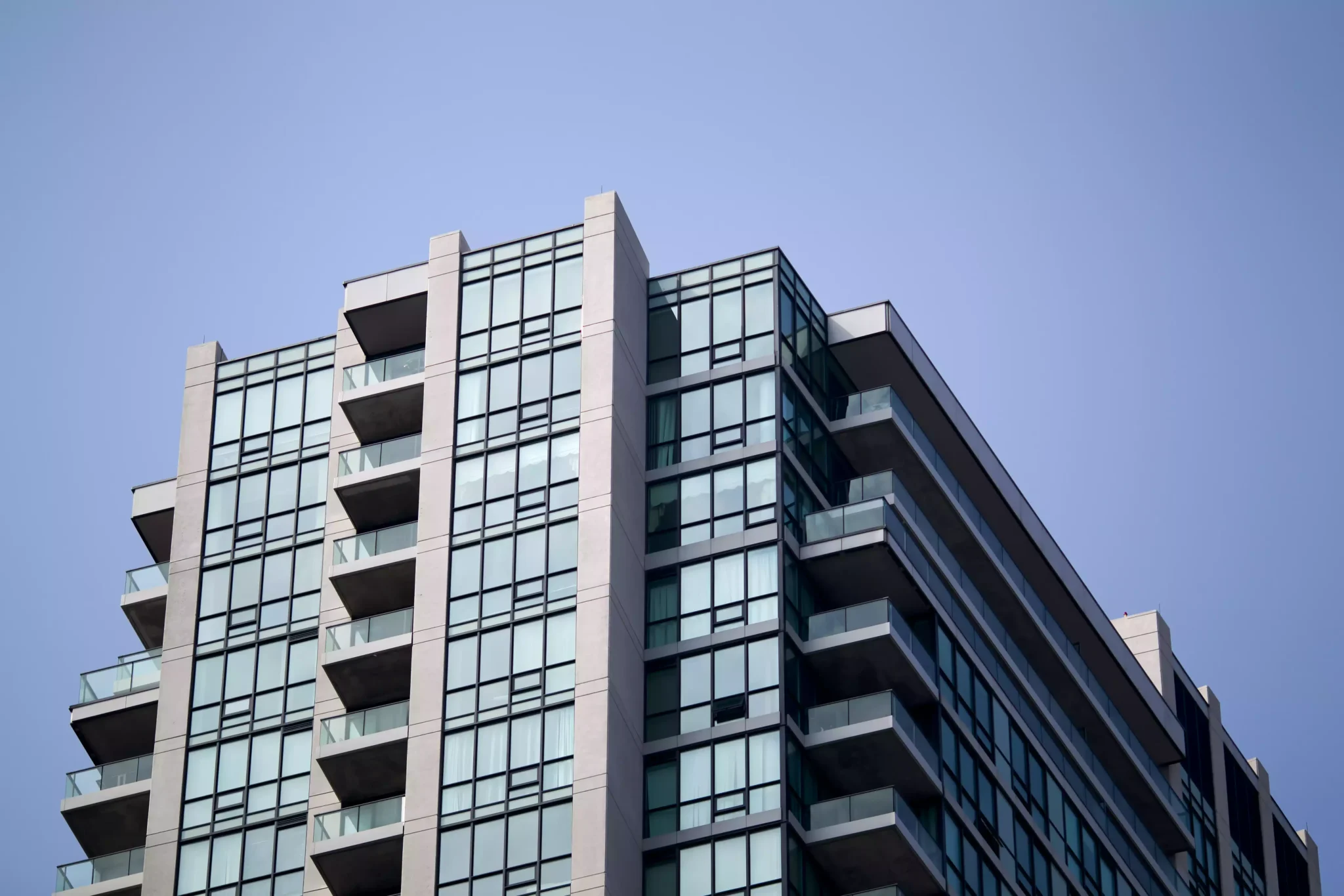 Como pedir a declaração de existência de dívidas ao condomínio? edifício de apartamentos