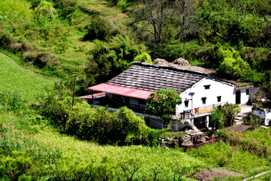 Imagem de uma casa rural no campo