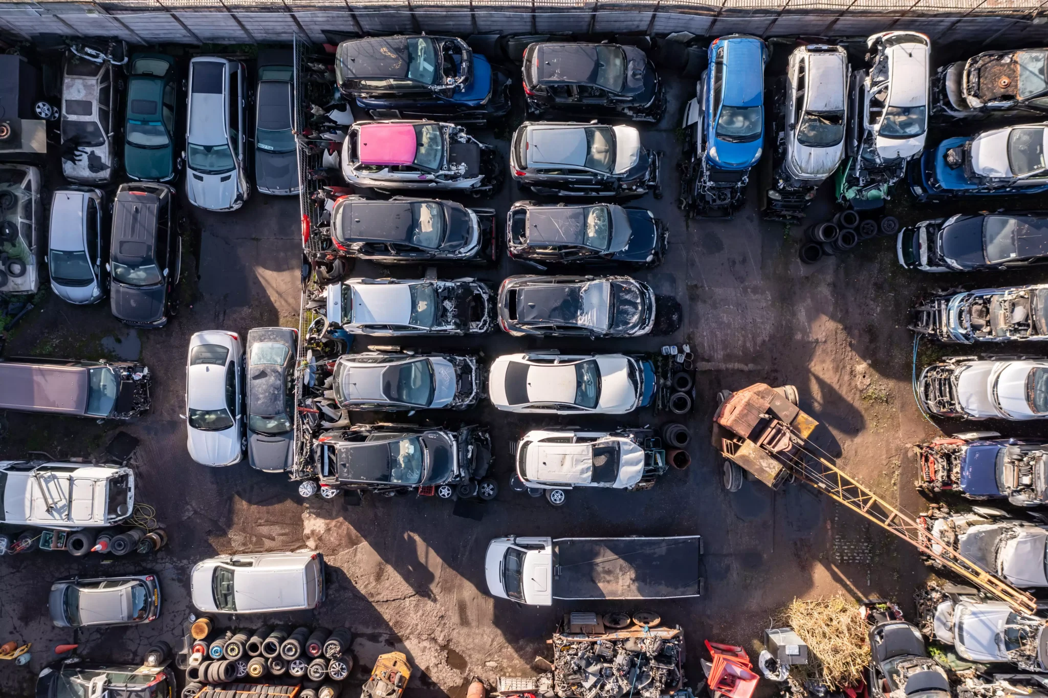 Veículos em fim de vida: UE muda regras do abate e da venda Vista aérea de carros para abate