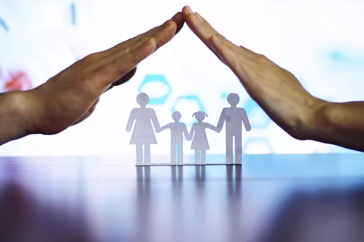 mãos a proteger família
