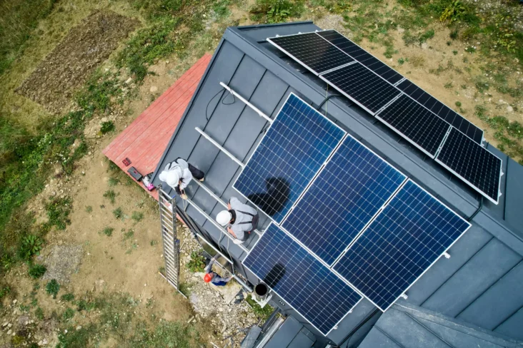 Painéis solares no telhado de uma casa