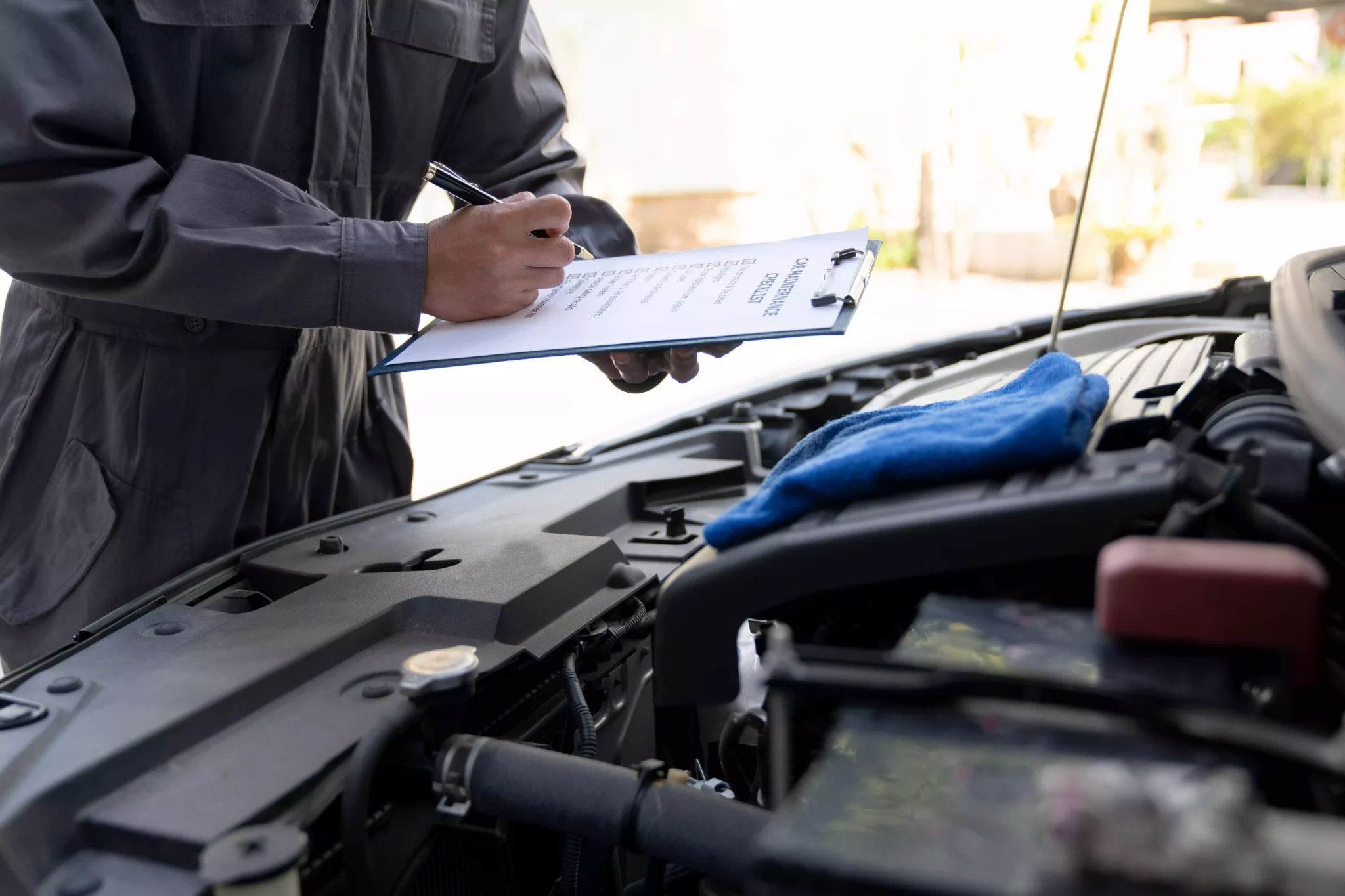 Inspeção automóvel: Quanto custa, quando fazer e que tipos existem? Profissional a fazer inspeção automóvel