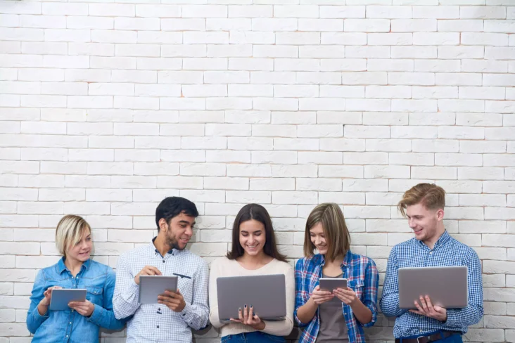 Jovens a usar computadores portáteis