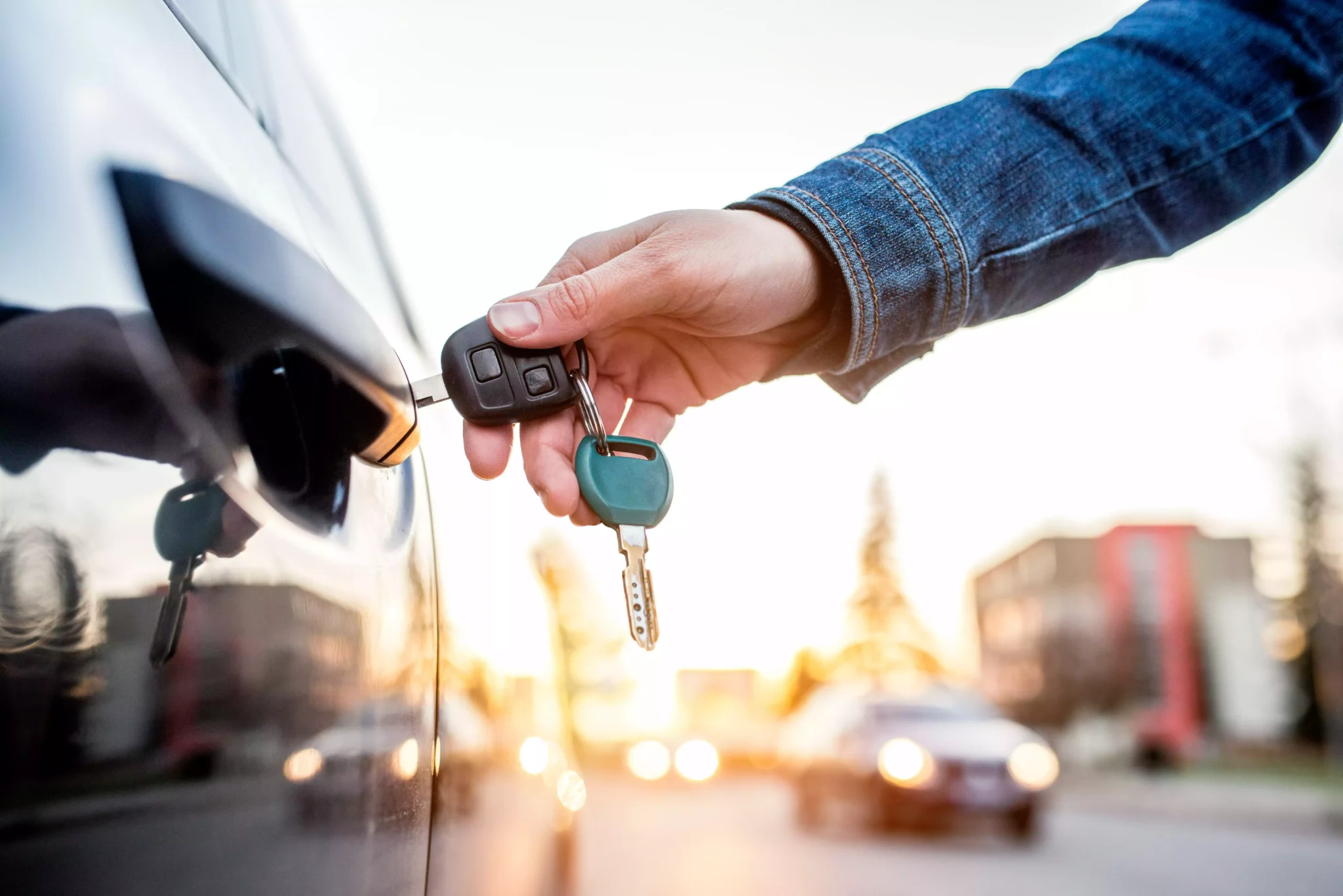 Licença Internacional de Condução: Quando precisa e como obter Mulher a colocar chaves no carro