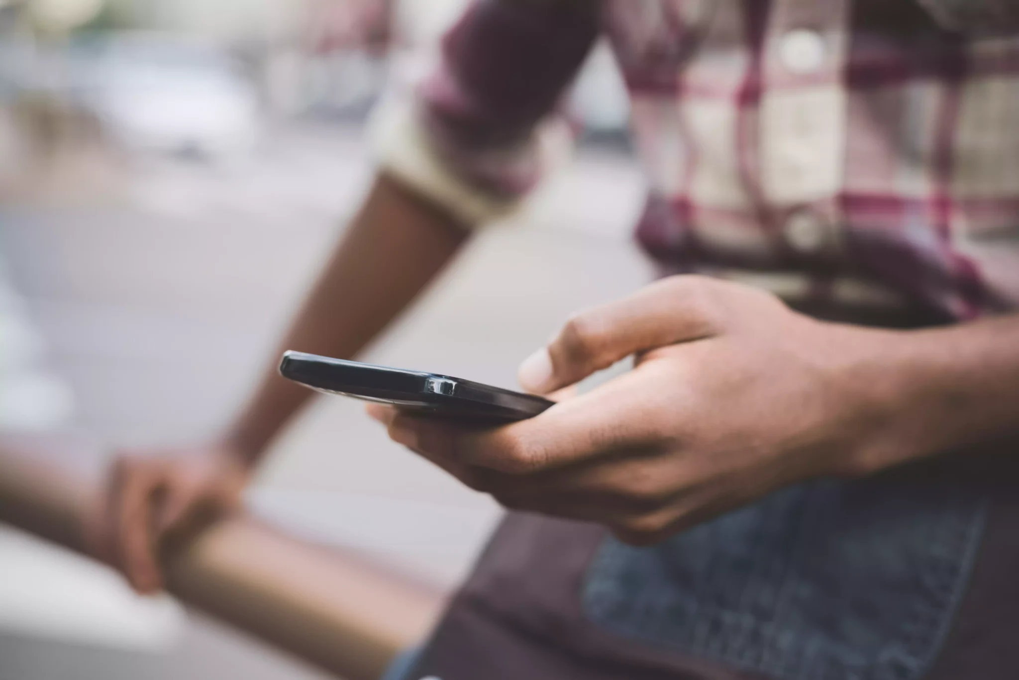 Homem a utilizar smartphone