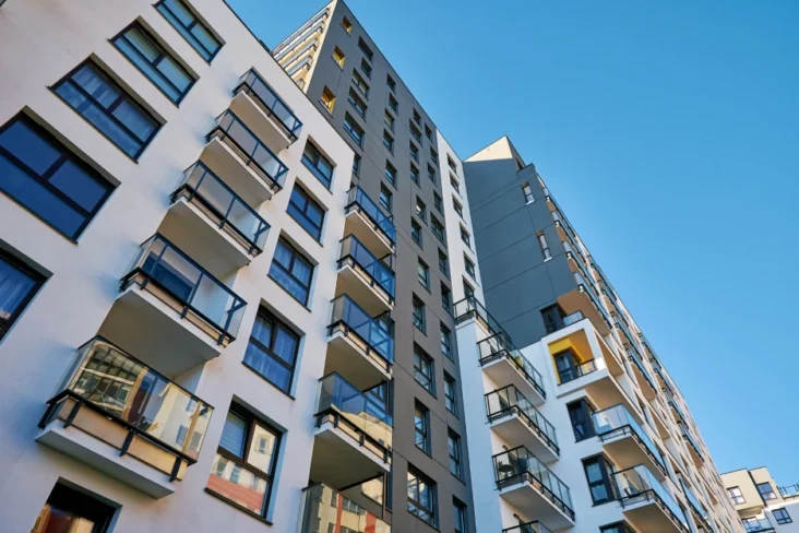 Imagem de um bloco de apartamentos