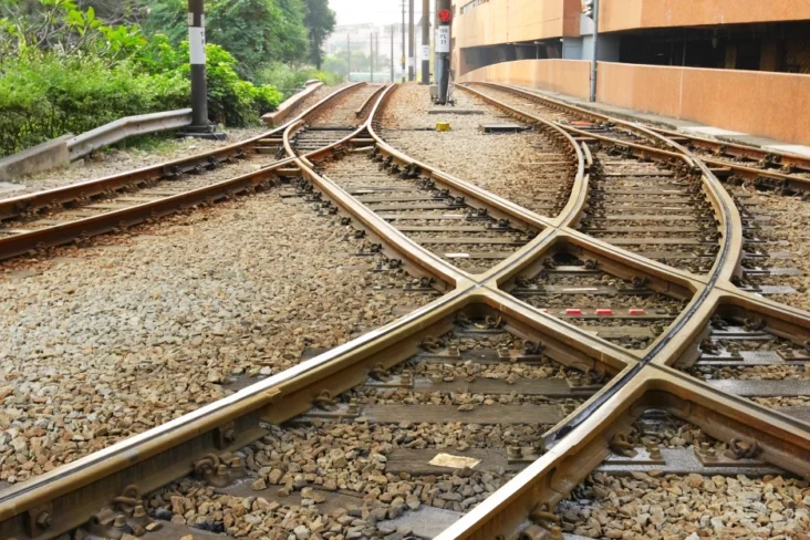 Fotografia de um caminho de ferro na cidade