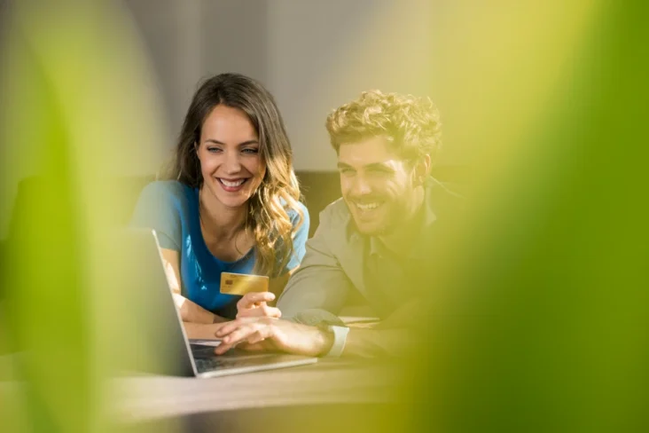 Imagem de um casal feliz a fazer compras com crédito pessoal