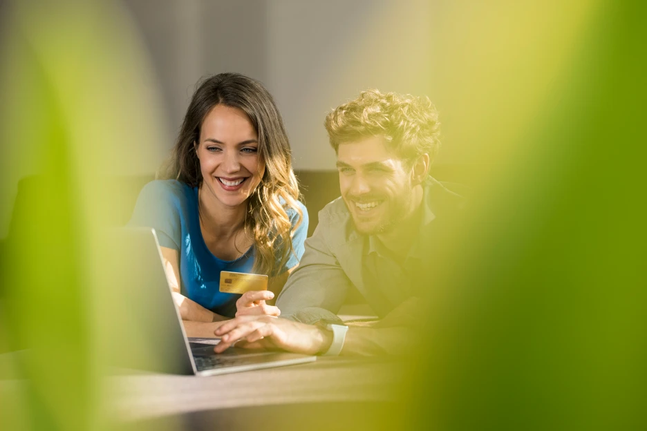 Taxas máximas a partir de outubro: Crédito pessoal fica mais baixo Imagem de um casal feliz a fazer compras com crédito pessoal