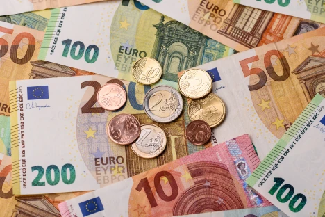 Imagem de notas e moedas de euro