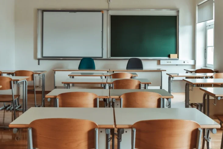 Imagem do interior de uma sala de aula escolar