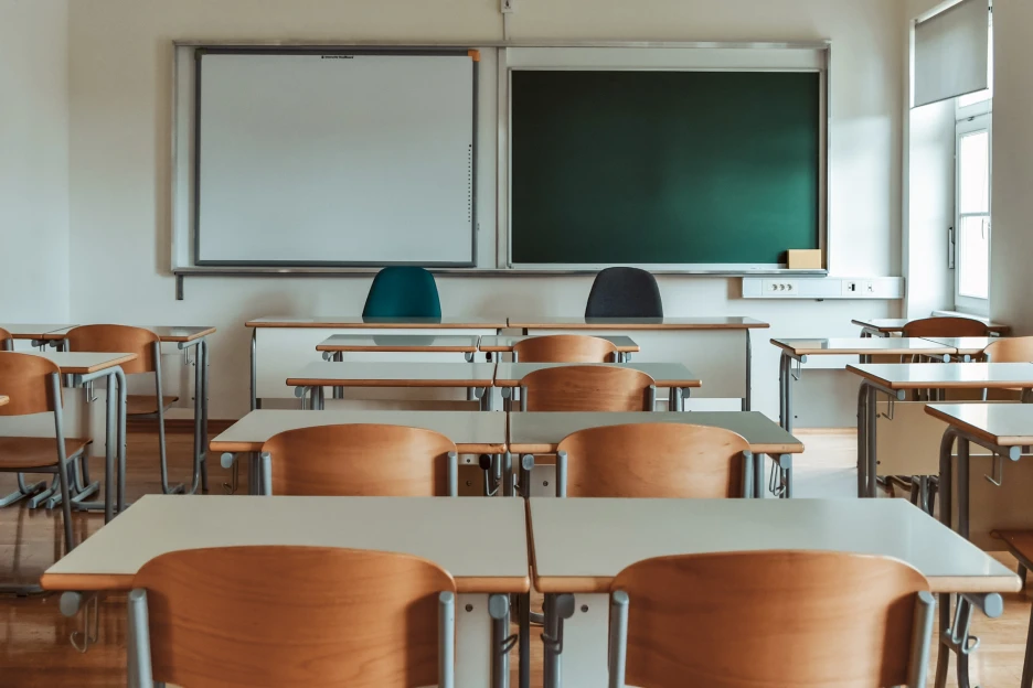 Imagem do interior de uma sala de aula escolar