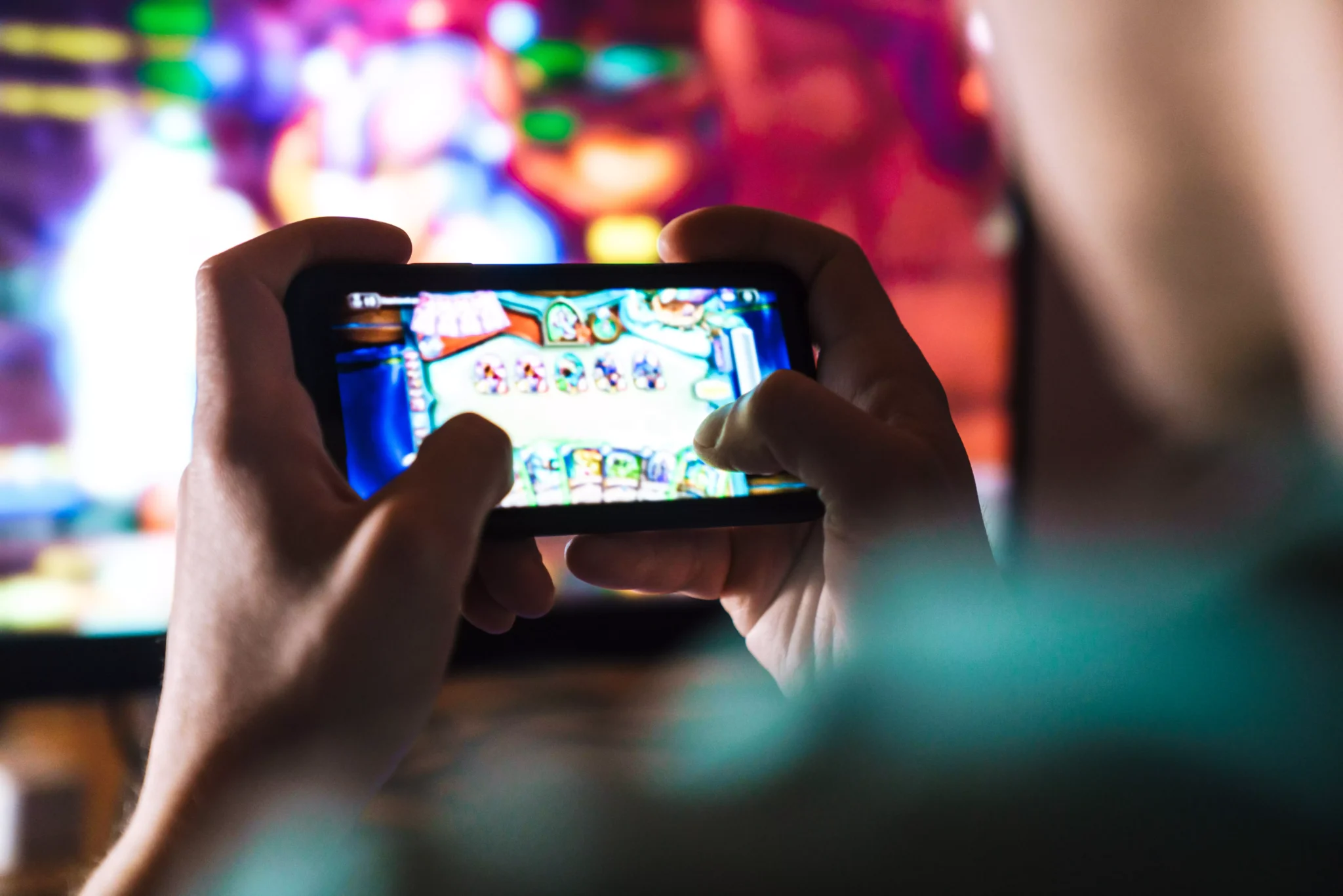 5% dos que jogam e apostam online gastam mais de 250 euros por mês Homem a jogar no smartphone