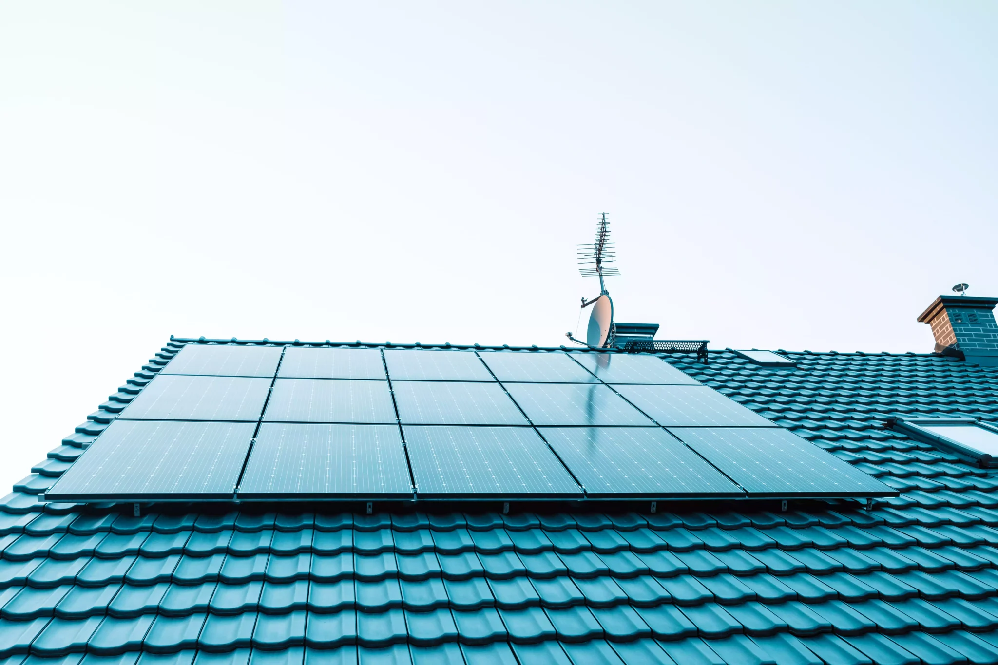 Painéis solares em telhado