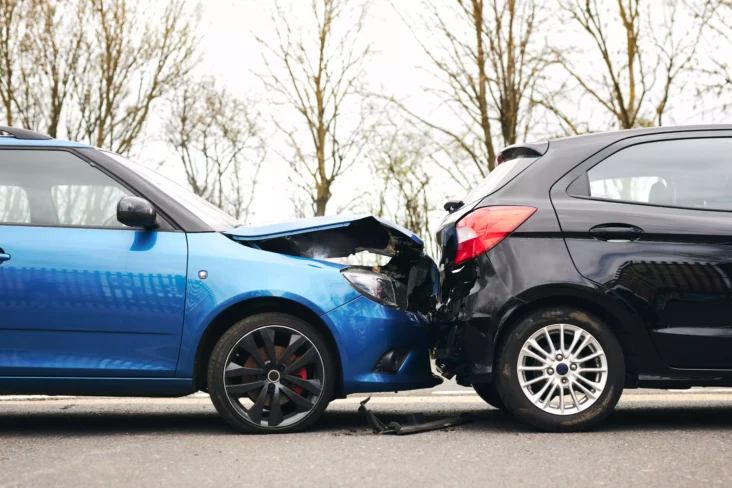 Acidente entre dois carros