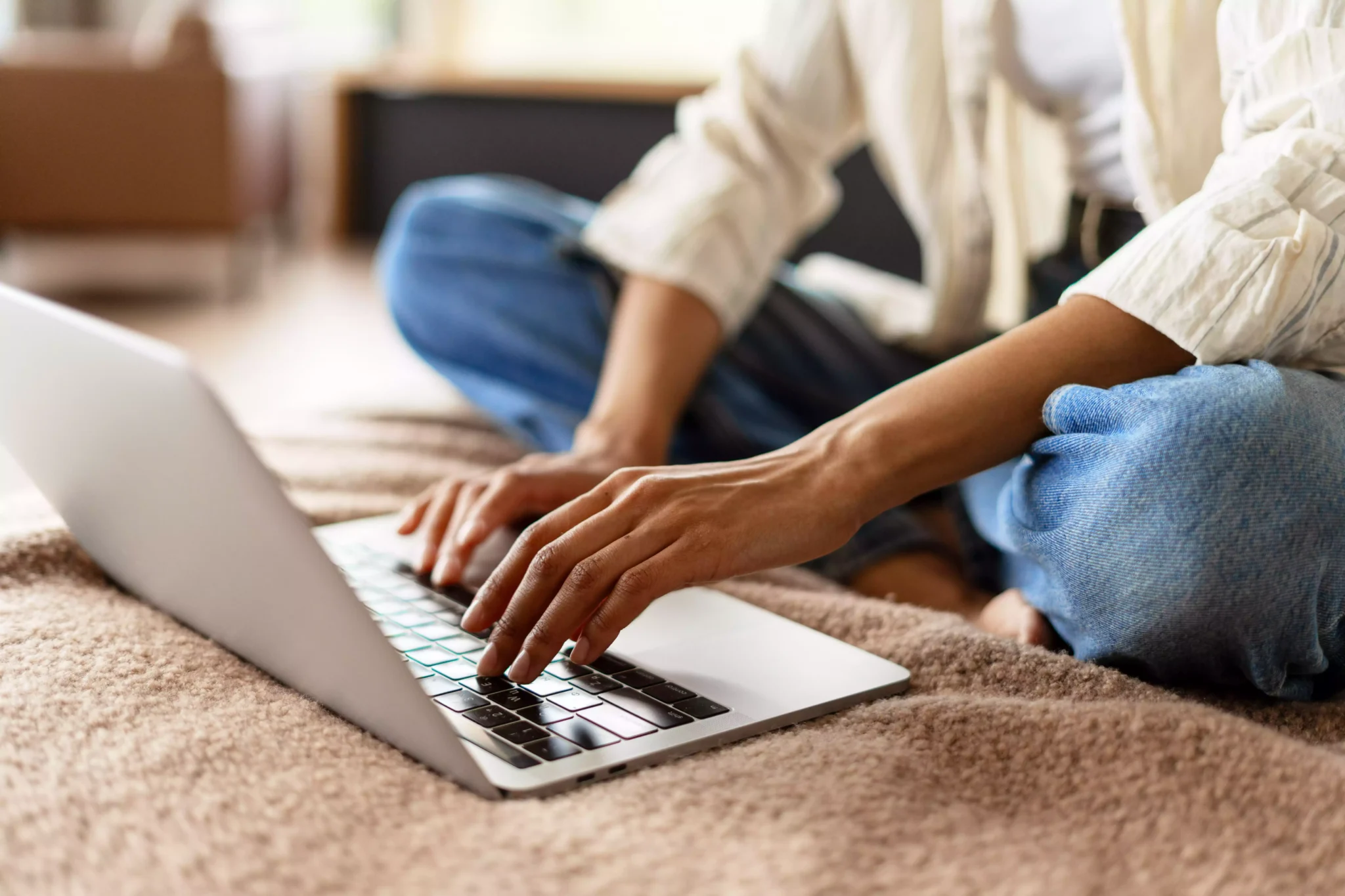 9 em cada 10 portugueses utilizam internet todos os dias Mulher a usar computador
