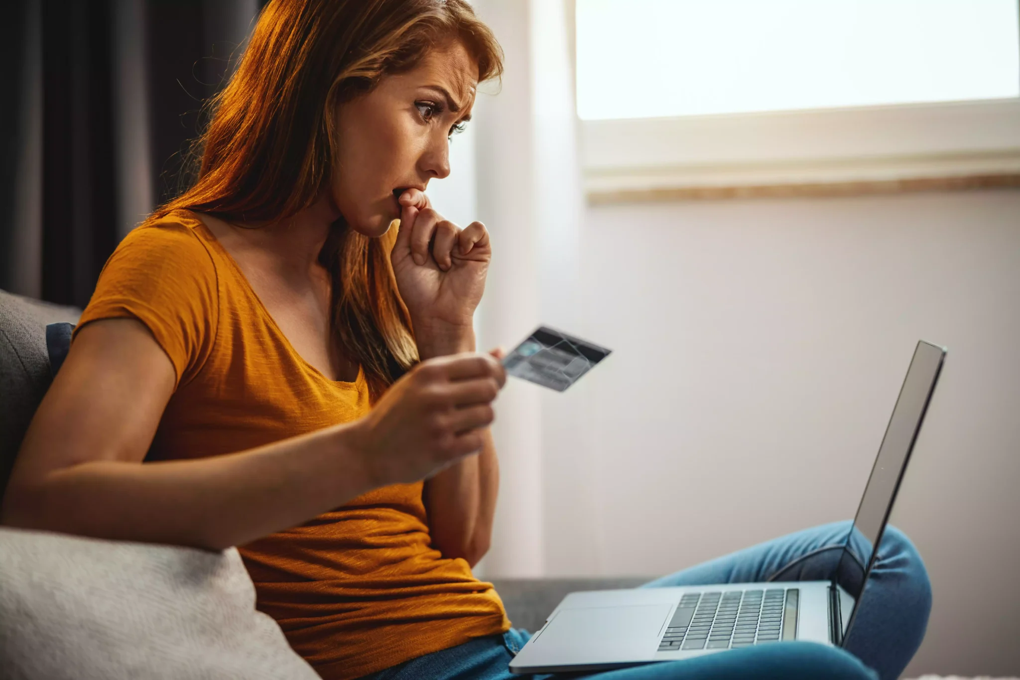 Um terço dos portugueses não se sente confiante para usar serviços financeiros digitais Mulher a usar homebanking