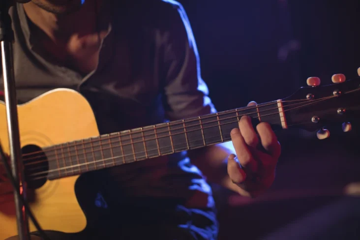 Imagem de um músico a tocar guitarra num concerto
