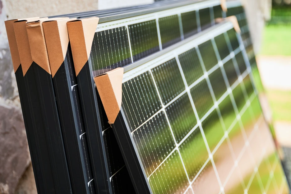 Imagem de painéis solares aquando da sua instalação