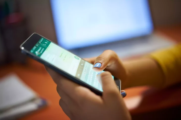 Mulher a usar Whatsapp no telemóvel