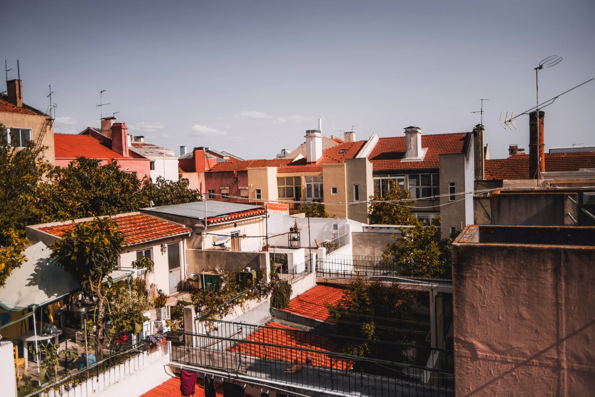 IMI pago em 2027 sobe 3% na habitação e 4% no comércio Vista aérea de casas em Portugal